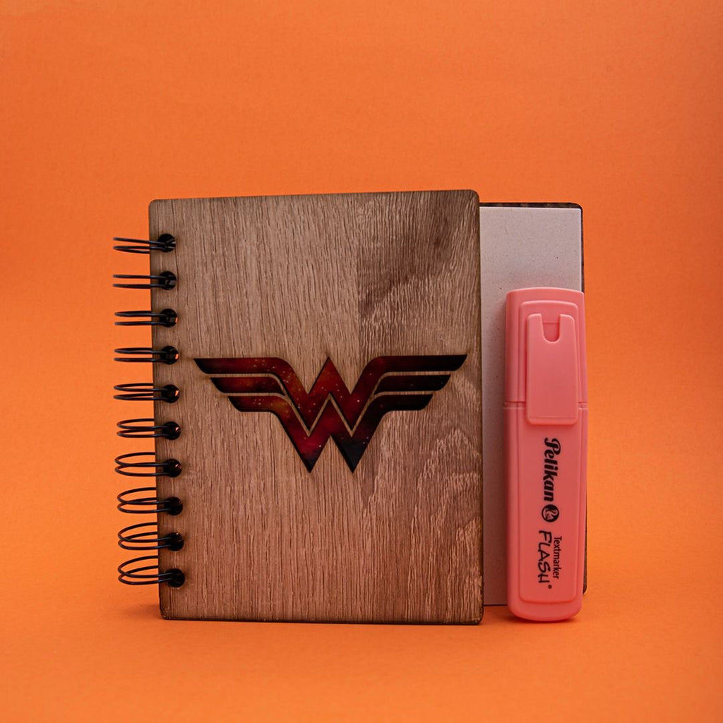 LIBRETA MUJER MARAVILLA LOGO