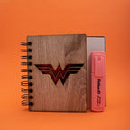 LIBRETA MUJER MARAVILLA LOGO